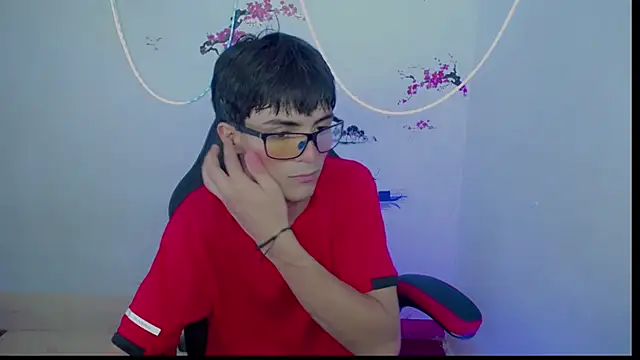 Snapshot of Thommy_cute chatting on November 2025 01:27:02 AM Thommy cute online show from November 2025 01:27:02 AM