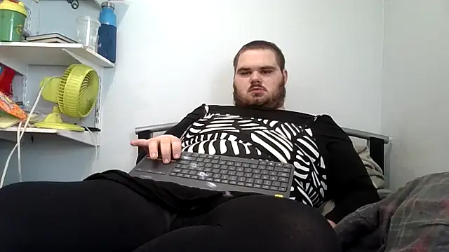 Snapshot of alexthe9t chatting on December 2025 06:31:01 PM alexthe9t online show from December 2025 06:31:01 PM