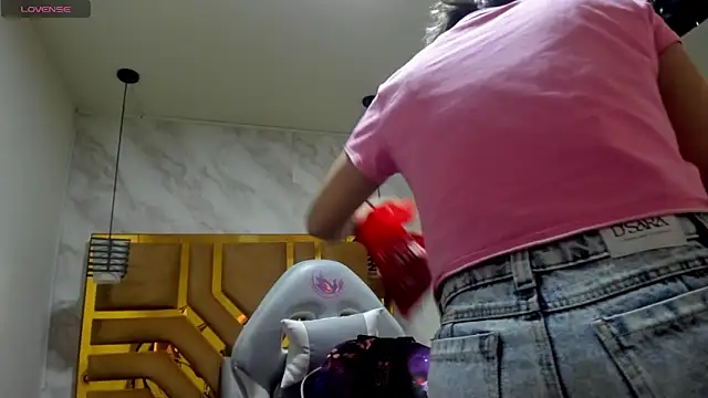 Luciifeer  online show from December 2025 03:25:01 PM