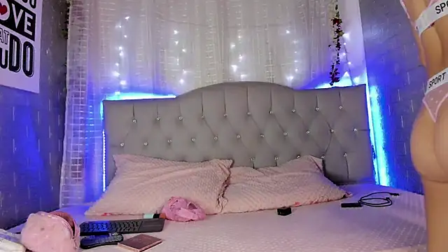 Miss-Alicia online show from December 2025 02:12:02 AM