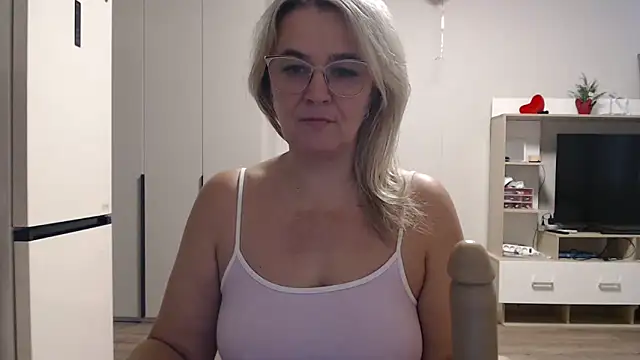 Snapshot of EleanoraDream chatting on March 2026 06:03:02 AM EleanoraDream online show from March 2026 06:03:02 AM