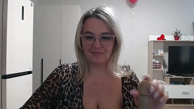 Snapshot of EleanoraDream chatting on March 2026 09:10:02 AM EleanoraDream online show from March 2026 09:10:02 AM