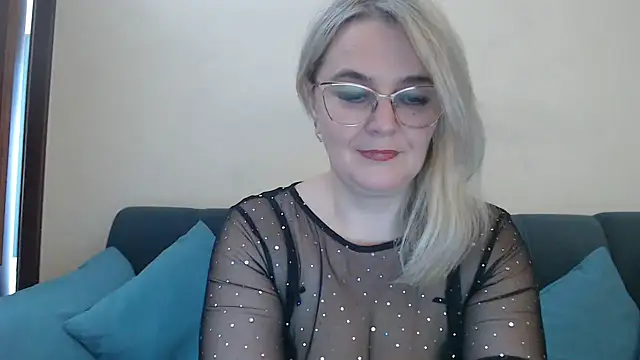 Snapshot of EleanoraDream chatting on May 2026 01:00:01 PM EleanoraDream online show from May 2026 01:00:01 PM