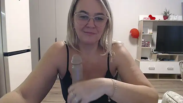 Snapshot of EleanoraDream chatting on March 2026 06:14:01 AM EleanoraDream online show from March 2026 06:14:01 AM