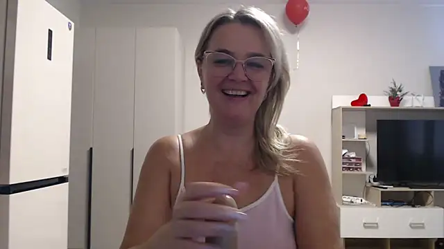 Snapshot of EleanoraDream chatting on March 2026 08:19:01 AM EleanoraDream online show from March 2026 08:19:01 AM