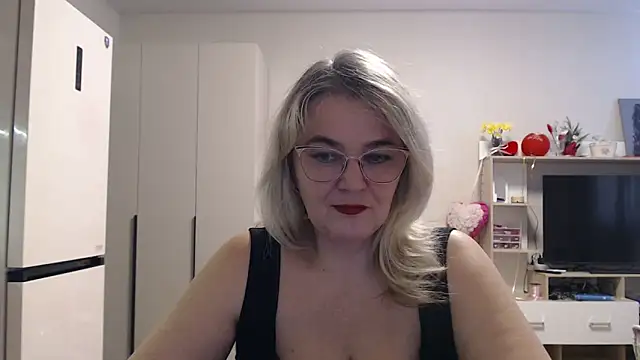 Snapshot of EleanoraDream chatting on May 2026 09:58:01 AM EleanoraDream online show from May 2026 09:58:01 AM