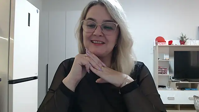 Snapshot of EleanoraDream chatting on April 2026 01:03:01 PM EleanoraDream online show from April 2026 01:03:01 PM