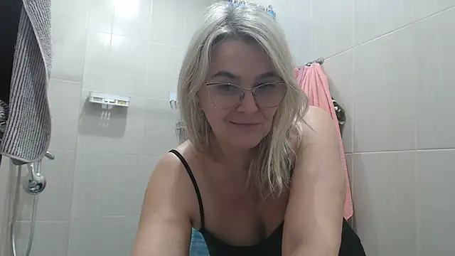 Snapshot of EleanoraDream chatting on May 2026 08:46:01 AM EleanoraDream online show from May 2026 08:46:01 AM
