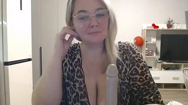 Snapshot of EleanoraDream chatting on March 2026 04:52:02 PM EleanoraDream online show from March 2026 04:52:02 PM