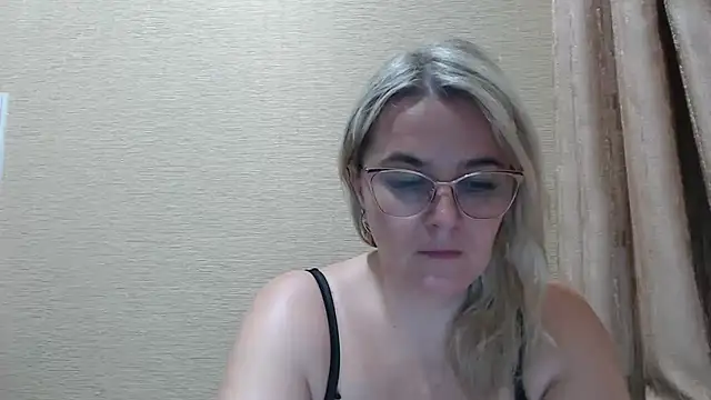 Snapshot of EleanoraDream chatting on May 2026 04:56:02 PM EleanoraDream online show from May 2026 04:56:02 PM
