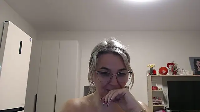 Snapshot of EleanoraDream chatting on May 2026 05:16:02 PM EleanoraDream online show from May 2026 05:16:02 PM