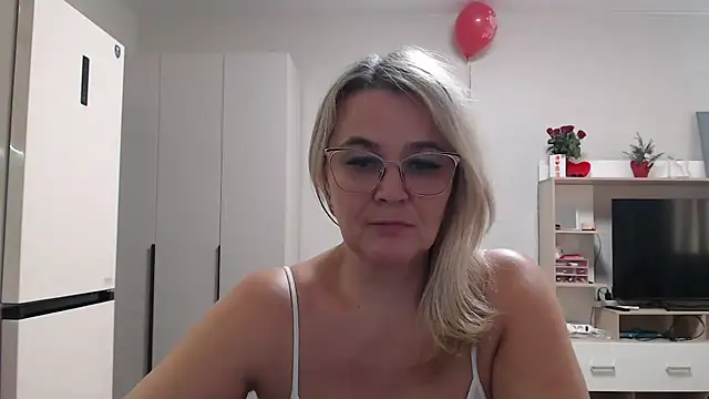 Snapshot of EleanoraDream chatting on March 2026 12:34:01 PM EleanoraDream online show from March 2026 12:34:01 PM