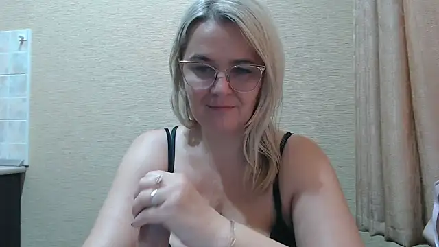 Snapshot of EleanoraDream chatting on May 2026 07:05:01 AM EleanoraDream online show from May 2026 07:05:01 AM