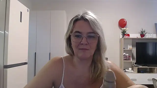 Snapshot of EleanoraDream chatting on March 2026 10:15:02 AM EleanoraDream online show from March 2026 10:15:02 AM