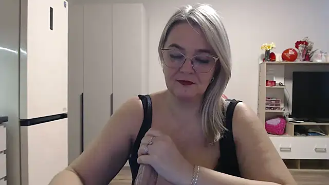 Snapshot of EleanoraDream chatting on May 2026 04:50:01 AM EleanoraDream online show from May 2026 04:50:01 AM