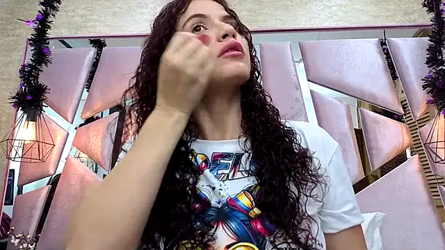 ThaliaCross online show from November 2025 08:01:01 PM