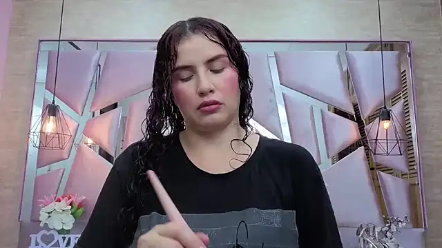 ThaliaCross online show from April 2026 07:32:01 PM