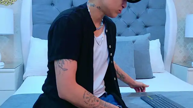 ZoeKrug online show from November 2025 12:10:02 PM