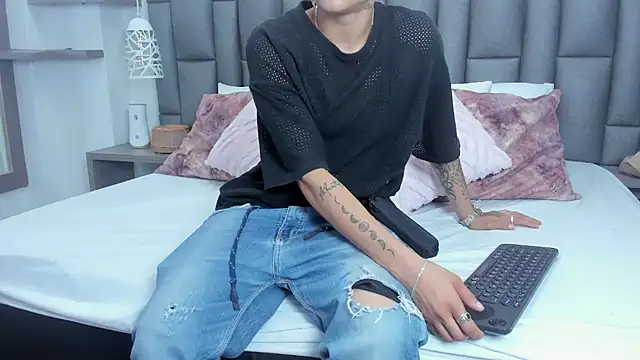 ZoeKrug online show from February 2026 12:13:02 PM