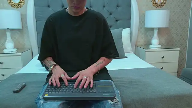 ZoeKrug online show from November 2025 12:20:01 PM