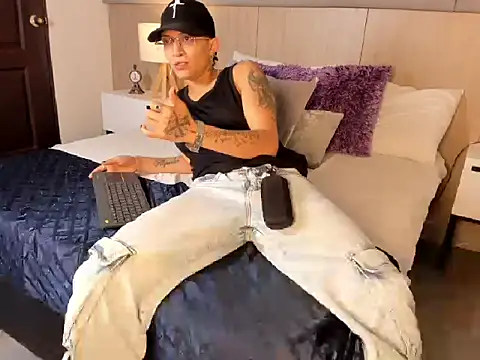 ZoeKrug online show from February 2026 01:00:02 PM