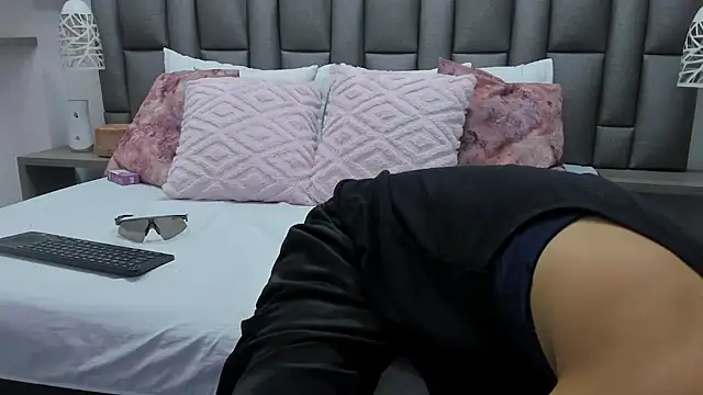 ZoeKrug online show from February 2026 12:28:01 PM