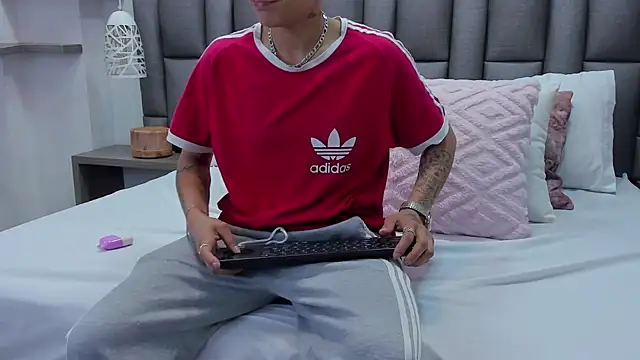 ZoeKrug online show from March 2026 12:12:01 PM