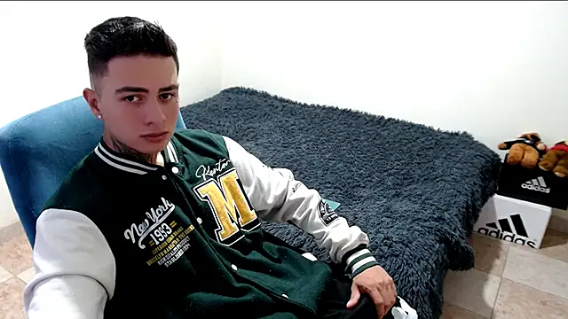 Snapshot of santii_ss chatting on October 2025 01:43:01 PM santii ss online show from October 2025 01:43:01 PM