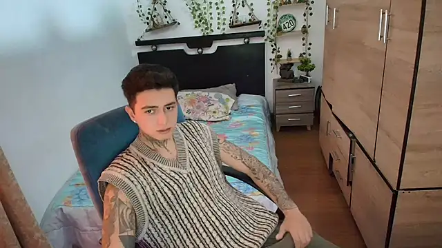 Snapshot of santii_ss chatting on July 2026 04:44:02 PM santii ss online show from July 2026 04:44:02 PM