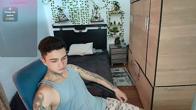 Snapshot of santii_ss chatting on April 2026 04:49:01 PM santii ss online show from April 2026 04:49:01 PM