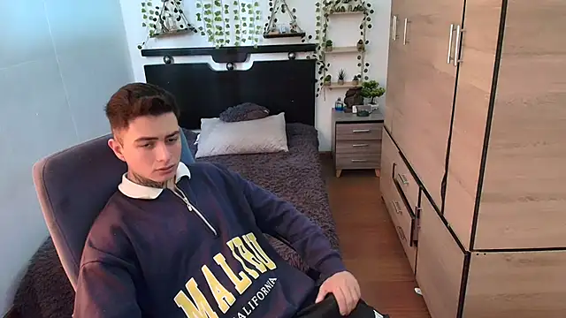 Snapshot of santii_ss chatting on May 2026 02:19:02 PM santii ss online show from May 2026 02:19:02 PM