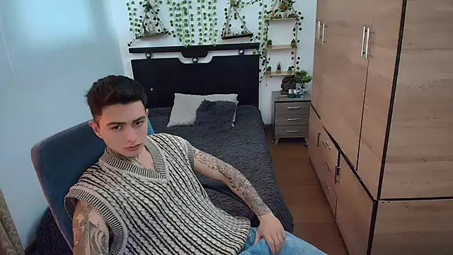 Snapshot of santii_ss chatting on May 2026 02:24:02 PM santii ss online show from May 2026 02:24:02 PM