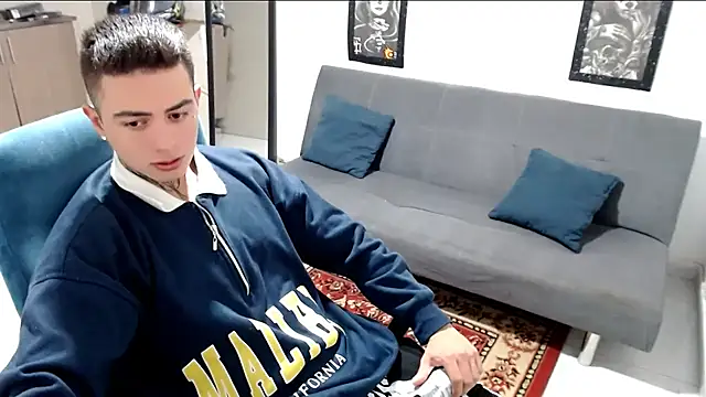 Snapshot of santii_ss chatting on November 2025 03:05:01 PM santii ss online show from November 2025 03:05:01 PM