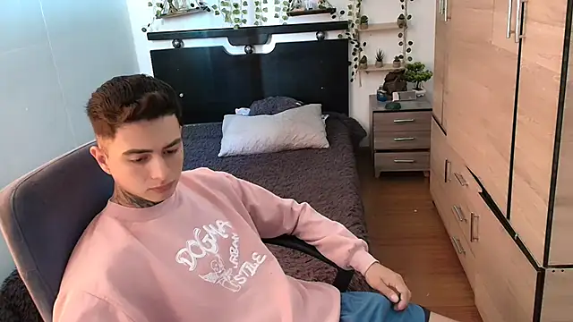 Snapshot of santii_ss chatting on May 2026 01:04:01 PM santii ss online show from May 2026 01:04:01 PM