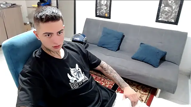 Snapshot of santii_ss chatting on November 2025 03:05:02 PM santii ss online show from November 2025 03:05:02 PM