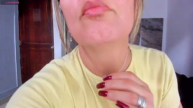 Snapshot of Agatha_Pleasure chatting on June 2026 02:33:01 PM Agatha Pleasure online show from June 2026 02:33:01 PM