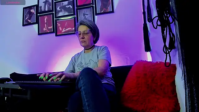 MistressNyx cg online show from September 2025 02:13:02 PM