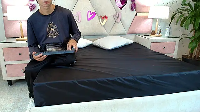 Zoelucas online show from September 2025 07:06:02 PM