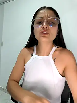 Coralinne   online show from April 2026 01:34:01 AM