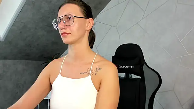 Elina Gravess online show from September 2025 12:10:01 PM