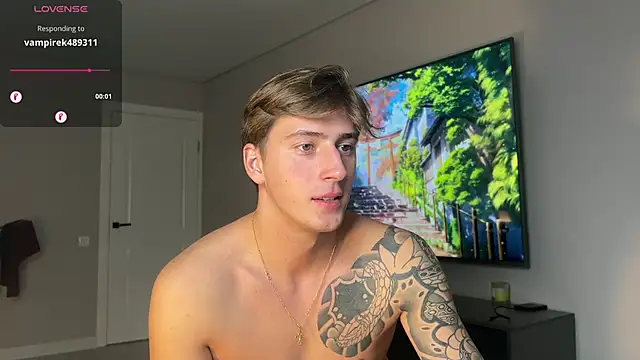 Snapshot of DaniHort chatting on October 2025 08:04:02 AM DaniHort online show from October 2025 08:04:02 AM