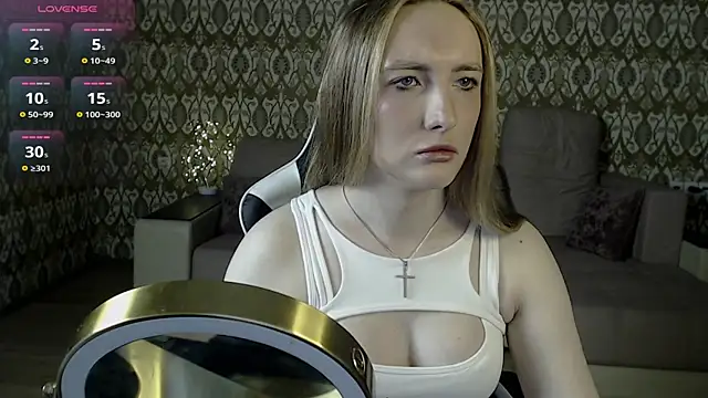 Snapshot of Vi_Luxy chatting on May 2026 01:44:01 AM Vi Luxy online show from May 2026 01:44:01 AM