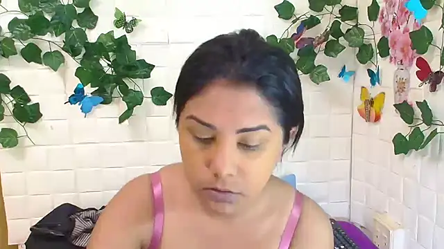 Snapshot of IndiaSexyStripper4u chatting on October 2025 05:20:01 AM IndiaSexyStripper4u online show from October 2025 05:20:01 AM
