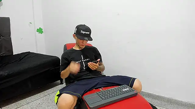 Snapshot of StraightBoy_Nick chatting on April 2026 10:25:02 PM StraightBoy Nick online show from April 2026 10:25:02 PM