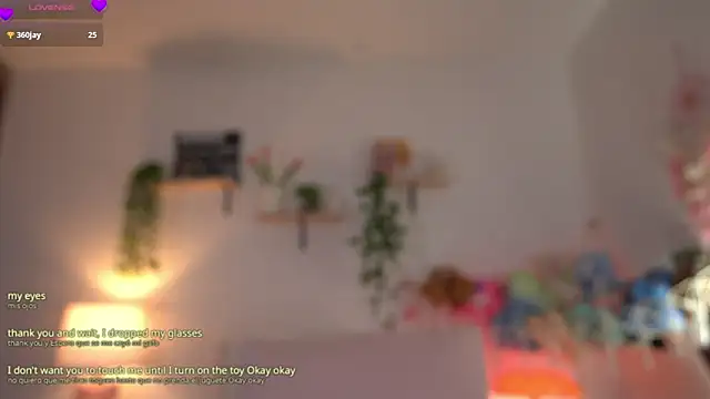 Snapshot of violeth____ chatting on May 2026 01:05:02 PM violeth online show from May 2026 01:05:02 PM