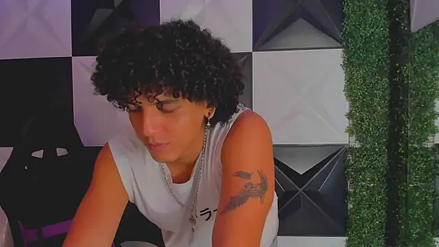 Xfire boy69 online show from September 2025 09:32:02 PM