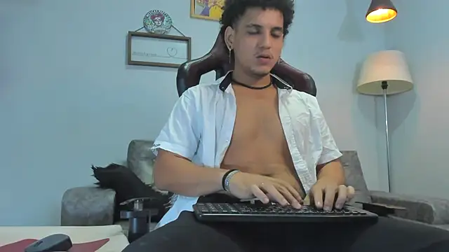 Snapshot of Xfire_boy69 chatting on December 2025 01:43:02 PM Xfire boy69 online show from December 2025 01:43:02 PM