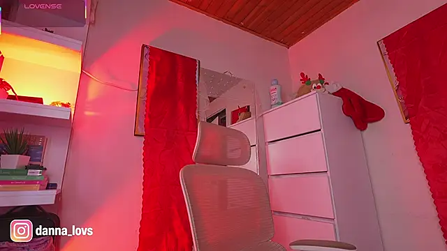 Dannaa Lovs online show from December 2025 06:01:02 PM