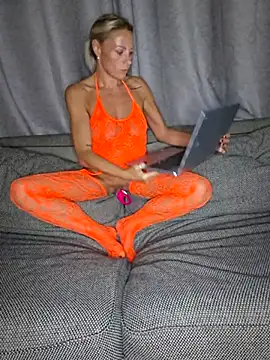 Snapshot of Bellarose_xx chatting on September 2025 07:04:01 PM Bellarose xx online show from September 2025 07:04:01 PM