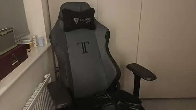 Snapshot of Lilly-Luscious chatting on October 2025 06:16:02 PM Lilly-Luscious online show from October 2025 06:16:02 PM